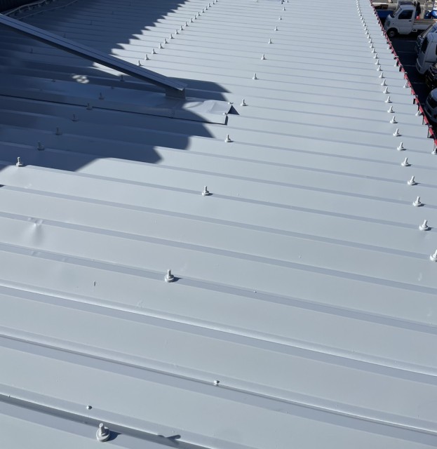 波型屋根（折板・せっぱん）　屋根塗装施工完了